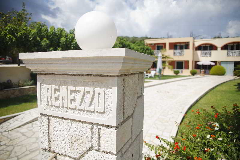 Remezzo & Lägenhetshotell Amoudi